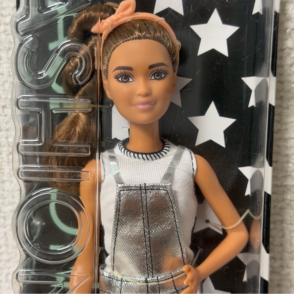 Barbie Fashionistas Doll with Silver Outfit - Picture 7 of 9